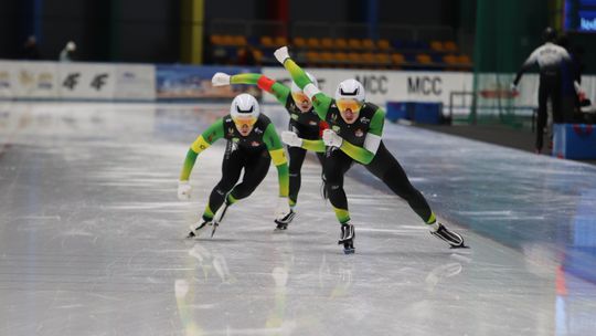 Rywalizacja młodych panczenistów w Arenie Lodowej