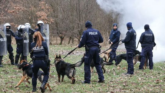 Rzeczniczka KGP: funkcjonariusze prewencji wesprą SG i wojsko także przy zaporze granicznej