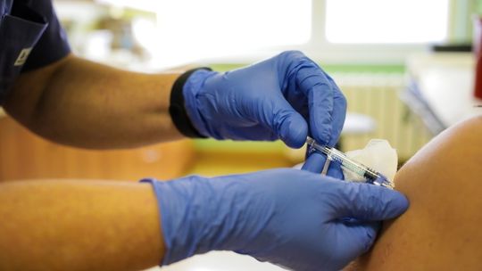Rzecznik MZ: osoby pełnoletnie od wtorku mogą bezpłatnie zaszczepić się przeciw grypie
