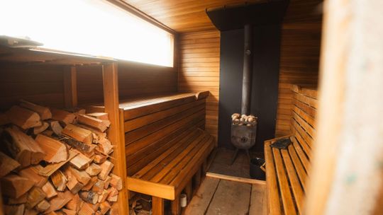 Sauna ogrodowa – piec drewniany czy elektryczny?