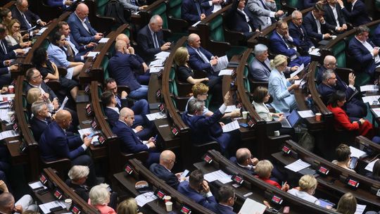 Sejm uchwalił nowelizację ustawy w sprawie "renty wdowiej" w rządowym kształcie