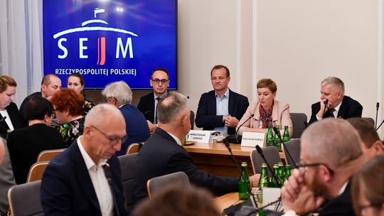 Sejmowa komisja wprowadziła poprawki do projektu noweli Prawa oświatowego