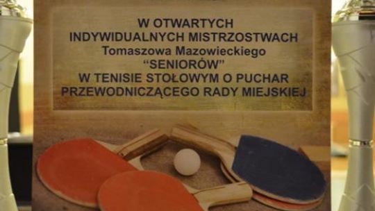 Seniorzy przy stołach