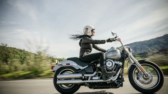 Sezonowe wybory: Damskie kurtki motocyklowe na ciepłe i zimne dni