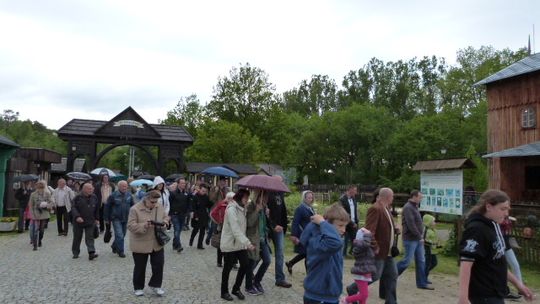 Skansen i groty w nocnej scenerii