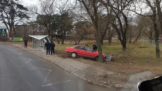Skosił znak drogowy i przystanek