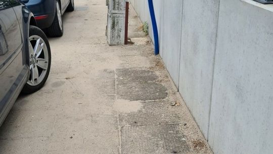 Skrzynka rozdzielcza na chodniku