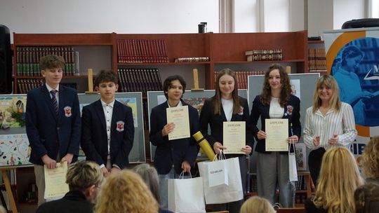 „Śladami dawnych zawodów”. Finał jubileuszowej edycji konkursu w tomaszowskiej bibliotece