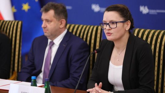 Służby rozbiły gang, który wyłudził 212 mln zł VAT, zarzuty mają 52 osoby