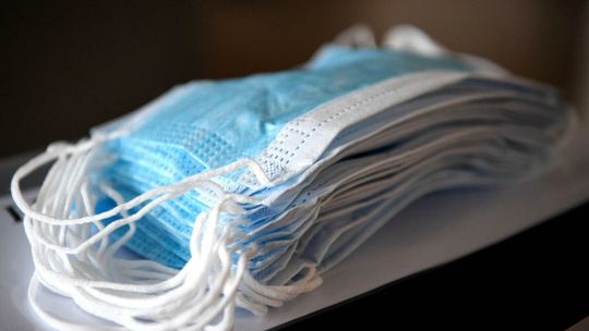 Sondaż: 54 proc. przeciw obowiązkowym maseczkom w miejscach publicznych, 32,1 proc. - za