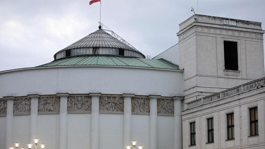 Sondaż Pollster: KO - 32,32 proc.; Zjednoczona Prawica - 30,31; TD - 14,78 proc.