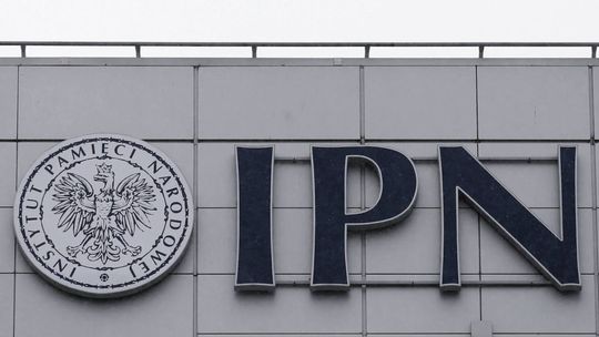 Sondaż: ponad 60 proc. Polaków za pozostawieniem CBA i IPN