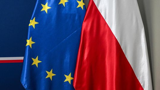 Sondaż: większość Polaków widzi więcej zalet członkostwa w UE niż wad, ale ich entuzjazm słabnie