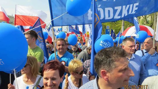 Sondażowa POrażka. Lepiej z mądrym w swetrze niż z głupim w garniturze