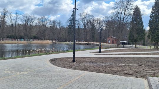 Spała: betonowe alejki wokół stawu — czas zatrzymać bezrefleksyjne brukowanie