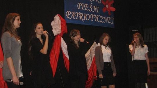 Śpiewali pieśni patriotyczne