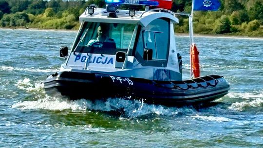Funkcjonariusz Policji za sterami nowej łodzi SPORTIS S-6500K podczas patrolu na Zalewie Sulejowskim.