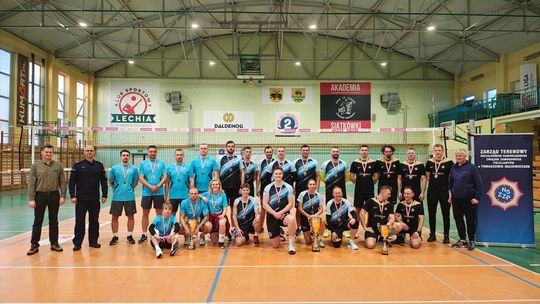 Sportowe emocje w Tomaszowie Mazowieckim. Policjanci wygrali Turniej Siatkówki o Puchar Komendanta