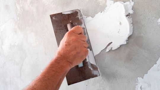 Sprawdź krok po kroku, jak samodzielnie wykonać gipsowanie ściany