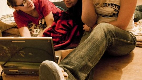 Sprzedaż w Internecie – kto i kiedy musi odprowadzić podatek?