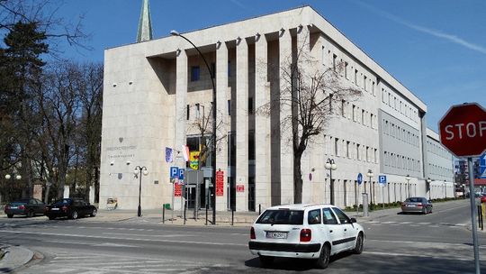 Starostwo pęcznieje w szwach. Rosną wydatki na wynagrodzenia