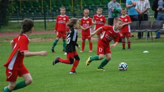 Starsi kończą mecz po 3 minutach! Najmłodsi dzielnie walczyli ale nie dali rady