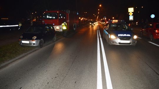 Starsza pani pod kołami na przejściu dla pieszych