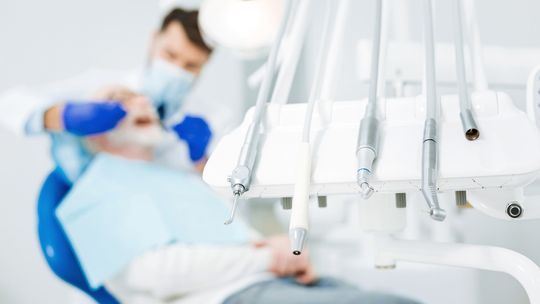 Stomatolog a ortodonta. Czym różni się praca obu specjalistów?