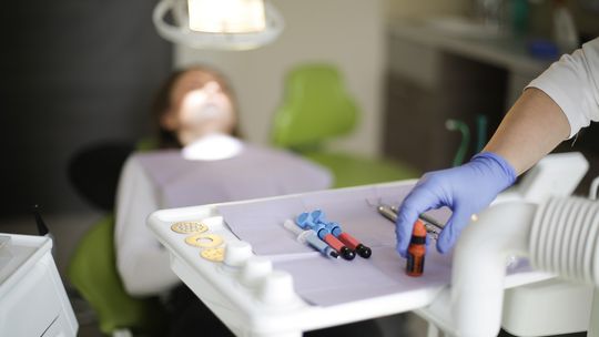Stomatologia. Polaków do wizyt i leczenia najbardziej demotywują koszty oraz strach przed białym fartuchem