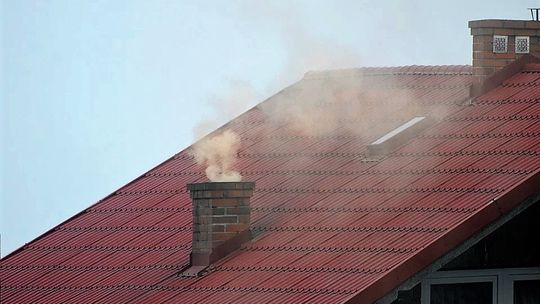 Strażnicy Miejscy sprawdzą czym palisz.  Są już pierwsze mandaty