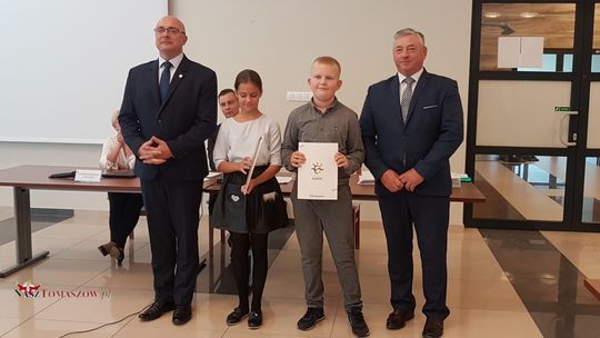 Stypendia za osiągnięcie wysokich wyników w nauce i sporcie na XV sesji Rady Gminy Ujazd