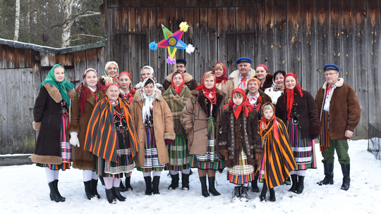 Świąteczne kolędowanie z Zespołem Folklorystycznym Smardzewianie w Galerii Tomaszów!