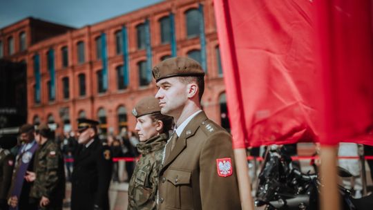 Święto 9 Łódzkiej Brygady Oborny Terytorialnej na Rynku w Manufakturze