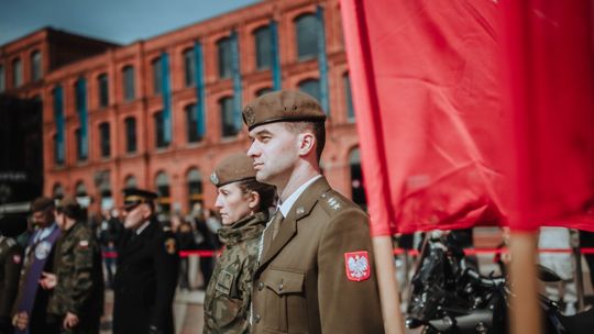 Święto 9 Łódzkiej Brygady Oborny Terytorialnej na Rynku w Manufakturze