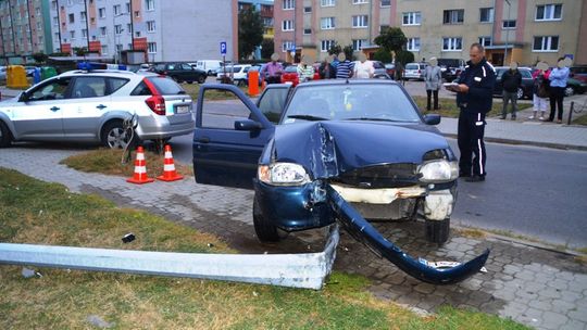 Szaleńcza jazda ulicami miasta zakończona na latarni