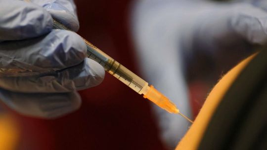Szczepienia przeciw COVID-19 podnoszą ryzyko zaburzeń pracy serca