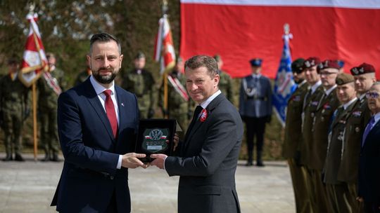 Szef MON: racja stanu Rzeczpospolitej - być w UE i NATO
