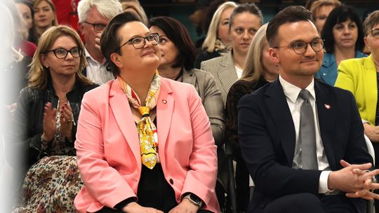 Szkoła wolna od polityki? Na papierze tak. W praktyce – scena dla polityków