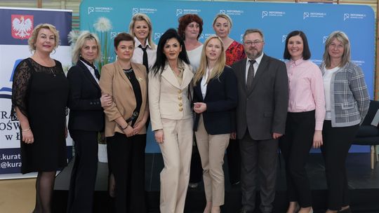 Szkolna rewolucja od września. Telefony znikną z klas? Tomaszów na trasie „Kompasu Jutra”