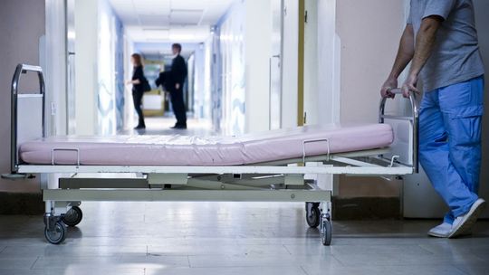 Szpitale z pięciu województw czekają na pieniądze z NFZ