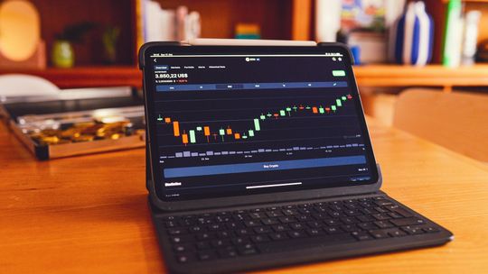Sztuczna inteligencja w tradingu kryptowalut: Jak algorytmy zmieniają rynek?