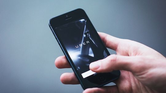 Taksówkarze w odwrocie. Uber zabija legalnych przewoźników