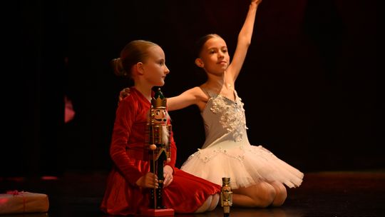 Tańczyli zainspirowani „Dziadkiem do Orzechów”. Zimowy spektakl w MCK „Tkacz” oczarował publiczność