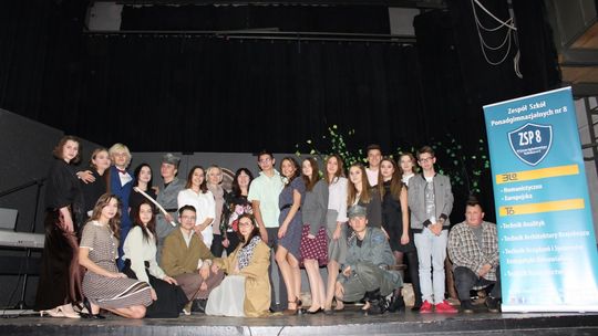 Teatr „Za kurtyną” popremierowo zagrał dla tomaszowskich szkół