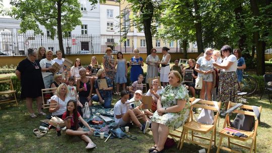 „Tkanie na kolanie” – rękodzieło, które łączy pokolenia w Tomaszowie Mazowieckim