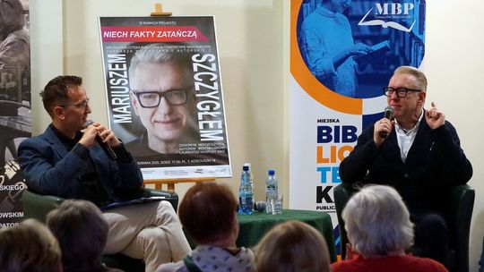 Tłum czytelników na spotkaniu z Mariuszem Szczygłem