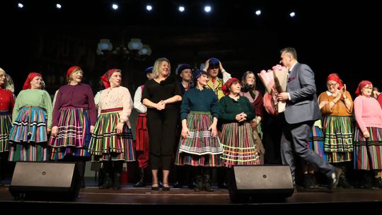 Tłusty Czwartek w Tomaszowie: Zrękowiny w PCAS — pączki, oberki i 1 949 zł dla Kingi