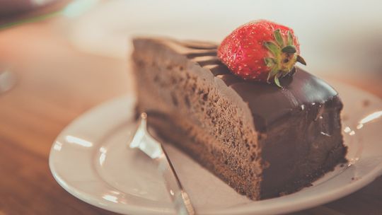 Tort na ważną uroczystość: upiec samemu czy zamówić?