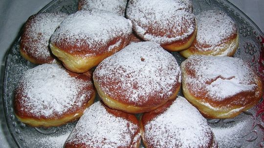 Tradycyjny pączek ma około 350 kalorii. Dietetyczny, pieczony w domu – 170 kcal