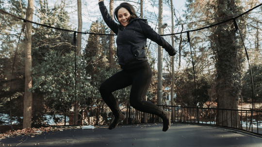 Trampolina ogrodowa – jak aktywnie spędzać czas na świeżym powietrzu?